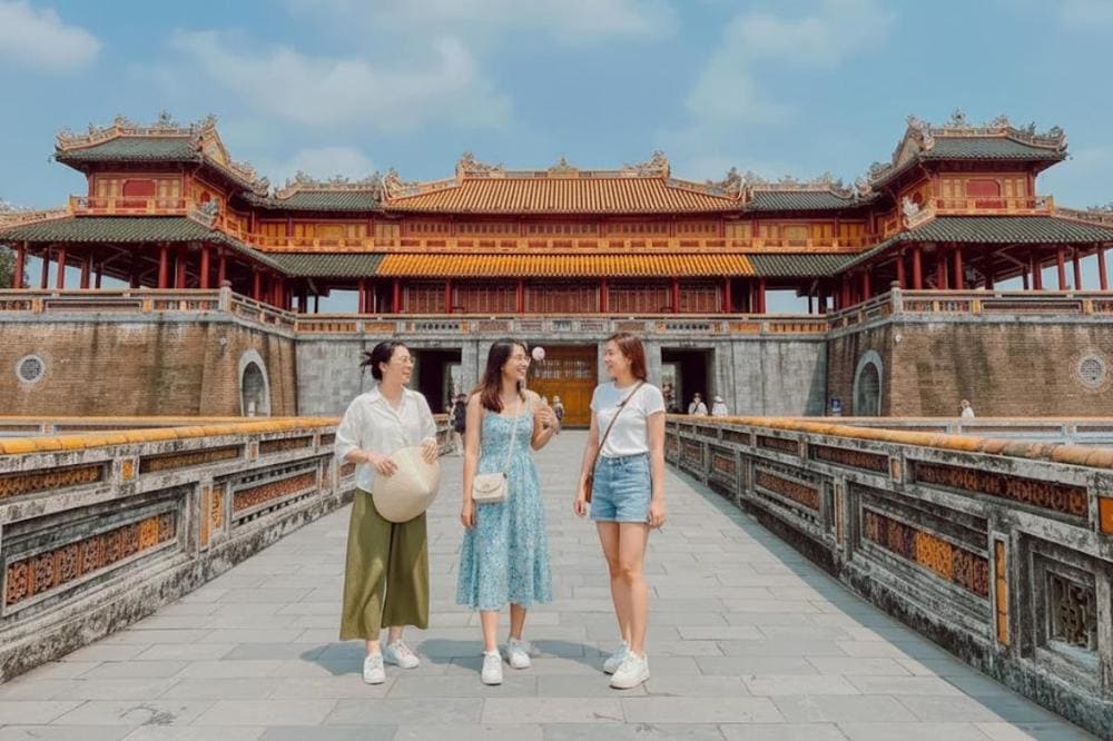 Nếu đi cùng nhóm bạn, hãy mặc đồ theo tone để có những bức ảnh chất lừ